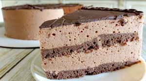Торт шоколадное птичье молоко с пористым суфле (готовит мама).