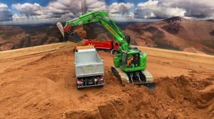 Большегрузные самосвалы и экскаваторы в действии. RC экскаватор и грузовики на работе.