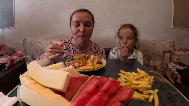 Шаурма, картошка фри, куш. Арбуз и дыня. Мукбанг с Лизой смотреть онлайн