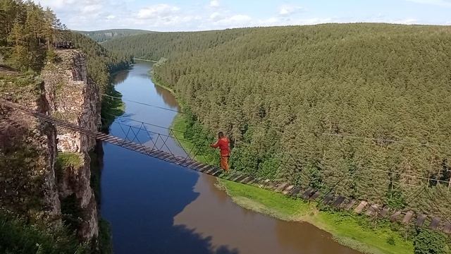Воздушная лестница над горной бездной и смелая девушка смотреть онлайн