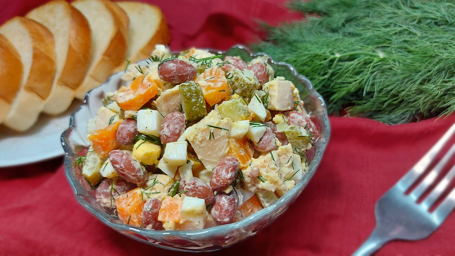 Салат с курицей, солёными огурцами, консервированной фасолью и варёной морковью