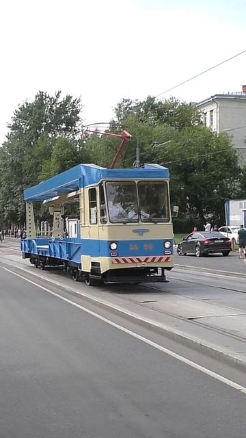 Москва. Трамвайный вагон-рельсотранспортёр № 3490 модели СВАРТЗ РТ-3 следует по Волочаевской улице. смотреть онлайн