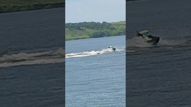 Два гидроцикла танцуют на воде смотреть онлайн