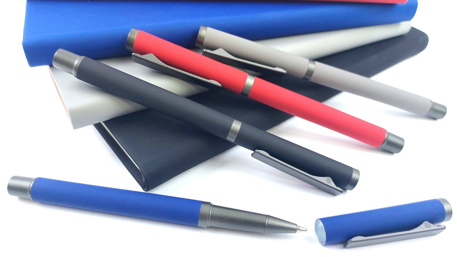 Ручки-роллеры TRENDY в корпусе с покрытием soft touch смотреть онлайн