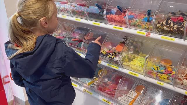 Необычное путешествие Ани в итальянские и швейцарские Альпы. Одна нога в Швейцарии, другая в Италии! смотреть онлайн