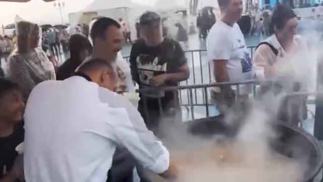 Горячая уха в холодный ливень: как Владивосток сохранил рыбные традиции смотреть онлайн