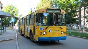 Троллейбус Екатеринбурга ЗиУ-682Г [Г00] №186 маршрут №6 на остановке "Улица Мира"