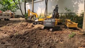 Самосвалы и экскаваторы на радиоуправлении работают