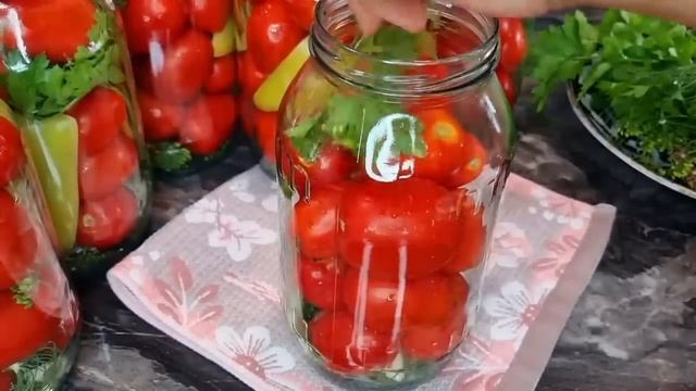 ПАЛЬЧИКИ ОБЛИЖЕШЬ! ПОМИДОРЫ НА ЗИМУ! СЪЕДАЮТСЯ МОМЕНТАЛЬНО! ЗИМОЙ ПОЖАЛЕЛА ЧТО МАЛО ЗАКРЫЛА! смотреть онлайн