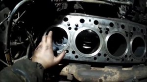 прикручиваем коленвал, засовываем поршня на камазе