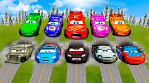 ГОНЩИКИ МЧАТЬСЯ ПО СЛОЖНОЙ ПОЛОСЕ ПРЕПЯДСТВИЙ ТАЧКИ МОЛНИЯ МАККУИН