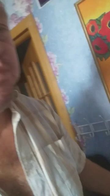 Мама Людмила и сын Данил лакомятся Манго 14.10.2024г. Севастополь смотреть онлайн