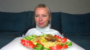 Мукбанг  макароны с кабачками ,крыло курочки, овощи. Еда на камеру.
