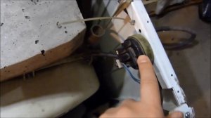 Стиральная машина сливает воду во время стирки