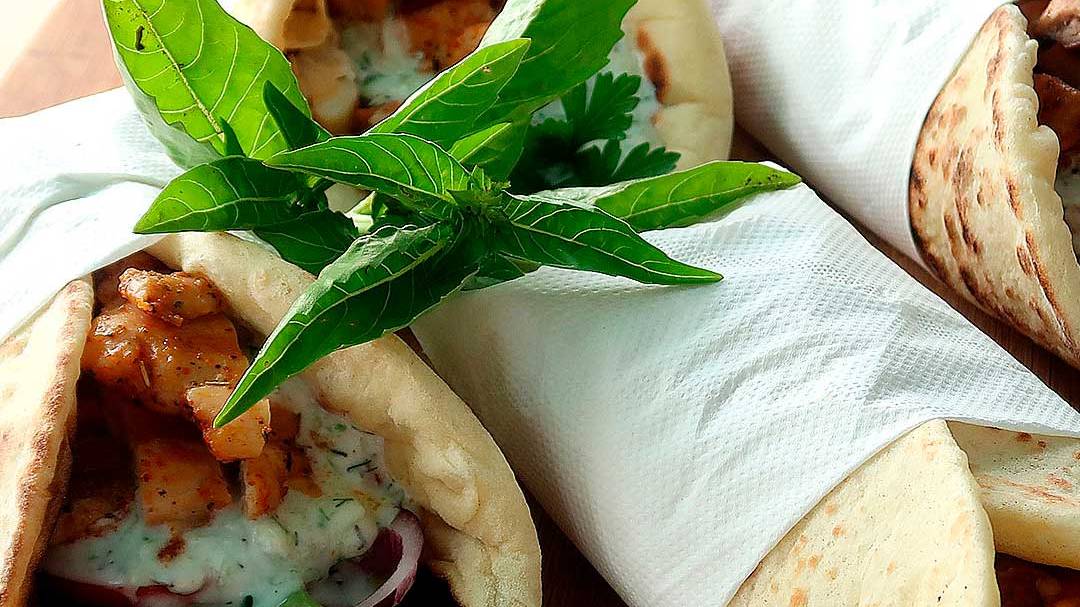 Греческий гирос с соусом дзадзики. Здоровый фасфуд. смотреть онлайн