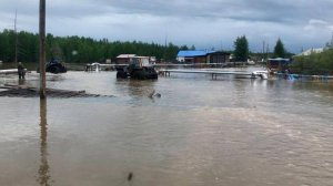 Размыты дороги, сенокосные угодья и пастбища. Паводки затопили север Якутии