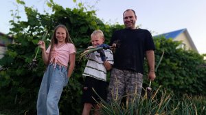 ЖИЗНЬ В ДЕРЕВНЕ/КОПАЕМ ЧЕСНОК,СО СЛЕЗАМИ НА ГЛАЗАХ/ТОРГУЮ НА РЫНКЕ/