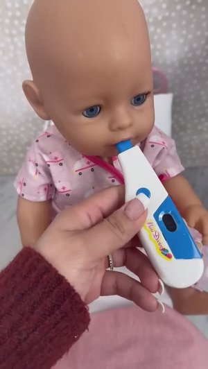 Кукла Baby Born Карли остается в кукольной больнице с игрушечной тележкой доктора #babyborndoll