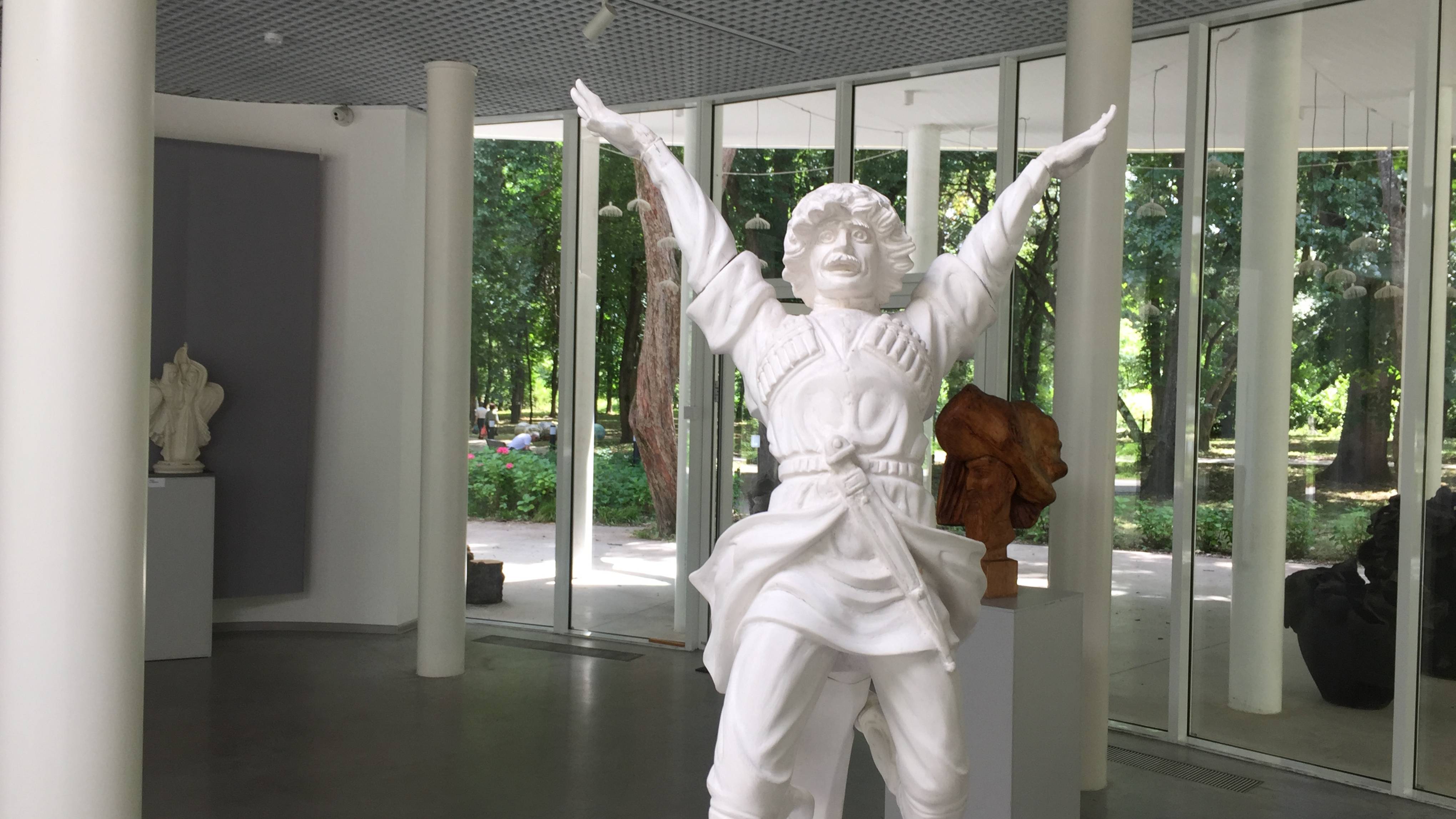 Нальчик. Павильон современного искусства . Выставка скульптора Тахир Черкесов Ах, мой Чегем смотреть онлайн