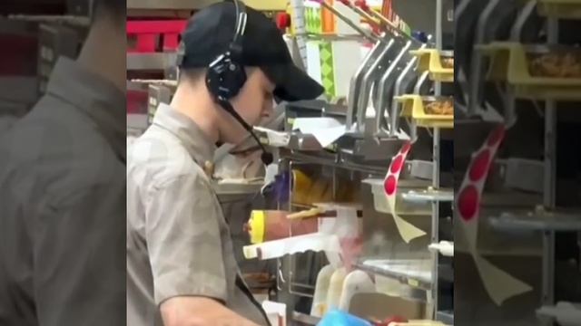 Cотрудник «Вкусно — и точка» плевал в бургеры клиентов. В сети появилось видео из Каменска, Ростовс смотреть онлайн