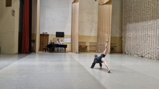 На грани. Танцует PenelopA
Музыка Альфреда Шнитке
Хоореография Пенелопы Третьяковой