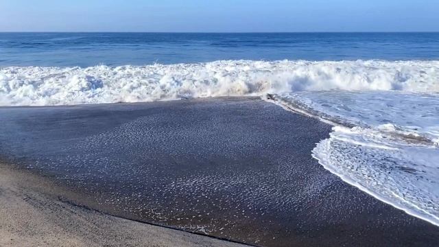 Завораживающий вид волн моря и побережья, снятый с дрона под красивую музыку смотреть онлайн