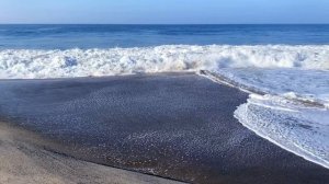 Завораживающий вид волн моря и побережья, снятый с дрона под красивую музыку