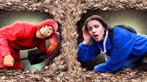 ZNAK 2 серия - ПОБЕГ ПО ТУННЕЛЮ ПРОВАЛИЛСЯ! Нас схватили! ПРИЩЕПКА всех спасла! КТО ОНА ТАКАЯ!