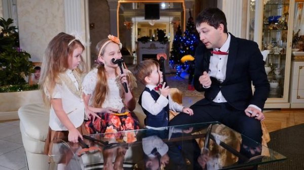 Игра "Шлеп усы". Дети играют с папой [mustache smash challenge]