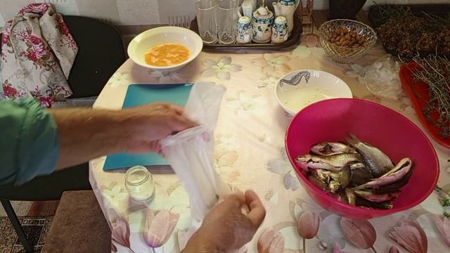 Мои секреты: чистим и жарим карасей в кляре