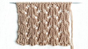 Оригинальный ажурный узор с рельефными листьями для вязания джемпера, жилета