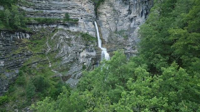 Waterfall Cliff смотреть онлайн