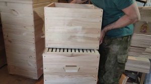 Улей Дадан 12 рам. дно высокое, 2 корпуса, 2 магазина, белая двускатная крыша