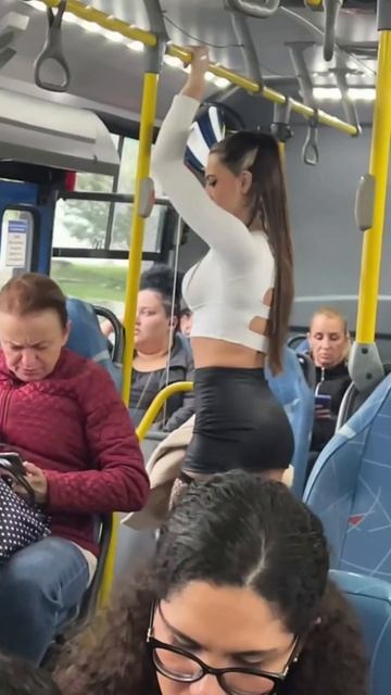 Девушка в общественном транспорте смотреть онлайн