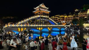 Китай. Фэнхуан. Древний город Феникс днем и вечером.