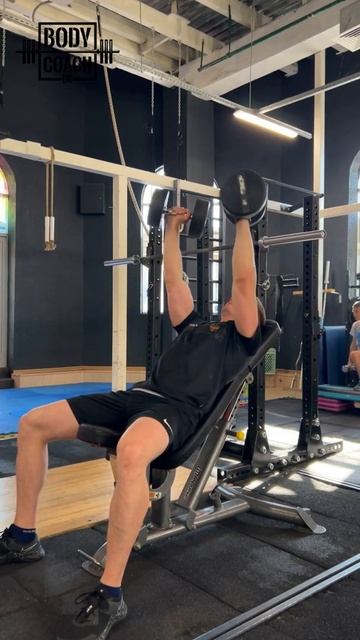 Жим гантелей на наклонной лавке