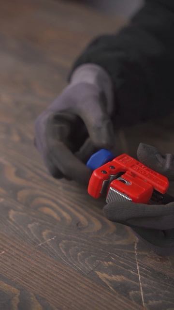 Умещается в кармане!
Мини-труборез Knipex TubiX S смотреть онлайн