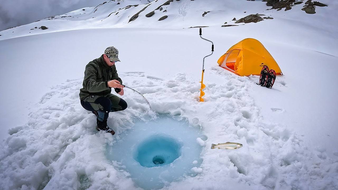 Одиночная подледная рыбалка - Кемпинг вне сети, Ловля и приготовление дикой форели смотреть онлайн
