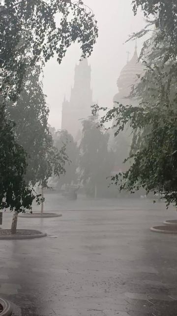 ЛИВЕНЬ У БАШЕН КРЕМЛЯ смотреть онлайн