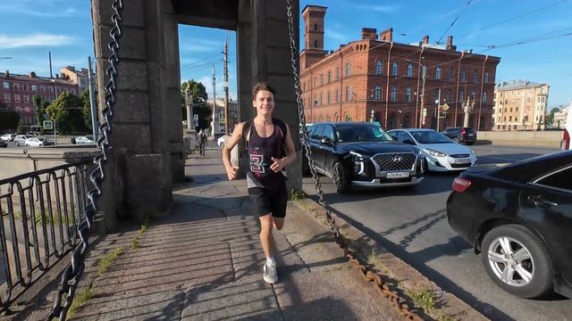Ежедневная беговая тренировка в Санкт-Петербурге || Готовимся побеждать на Московском марафоне 2025 смотреть онлайн