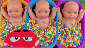 Мультики залипалки для детей. Смешиваем конфеты M&M's и слайм. Смотреть онлайн для малышей