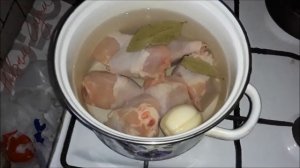 Как сварить куриную голень в кастрюле