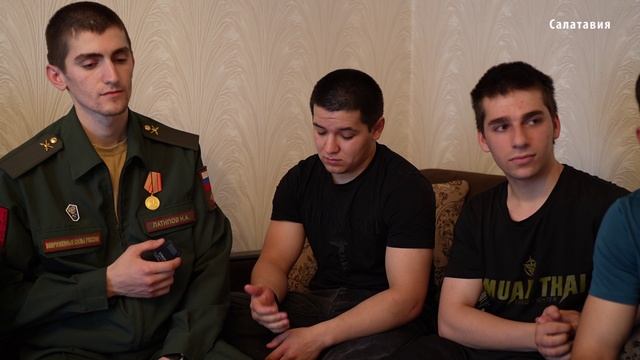 Встреча с демобилизованными солдатами срочной службы из Казбековского района смотреть онлайн
