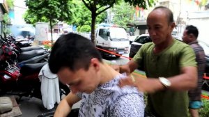 Сильный и забавный массаж уличного парикмахера