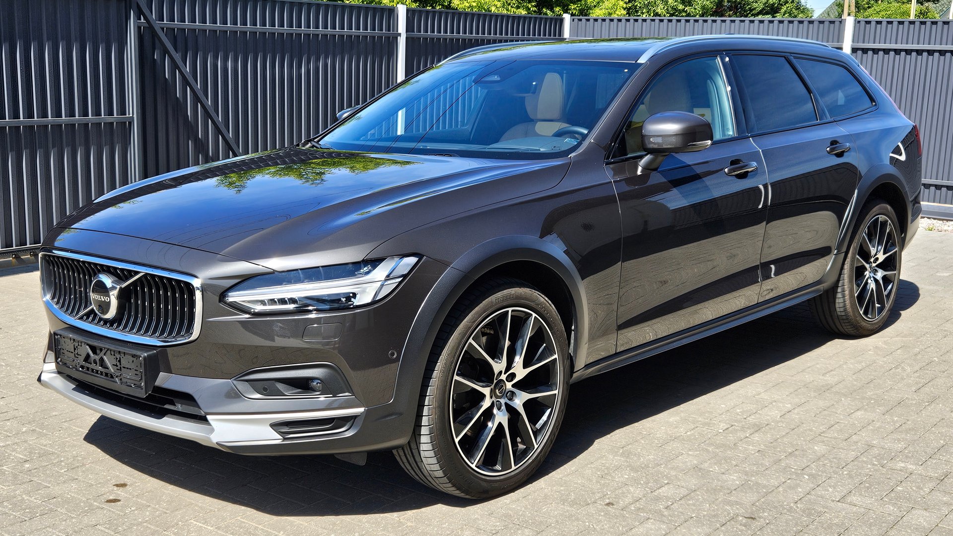 Volvo V90 CC Ultimate 2023! B5 AWD 2.0 дизель 235 hp. 8AT! Панорама, пневмоподвеска, Harman/Kardon! смотреть онлайн