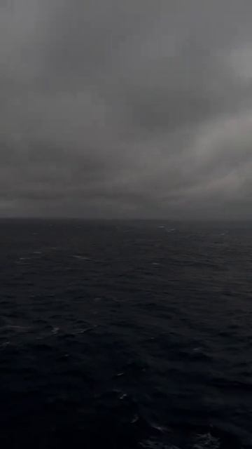 Океан выглядит чёрно-белый в такую погоду смотреть онлайн