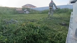 Косим траву на стройке.