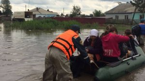 Спасатели на лодках вывозили людей и животных. Дачный поселок едва не смыло в Читинской области