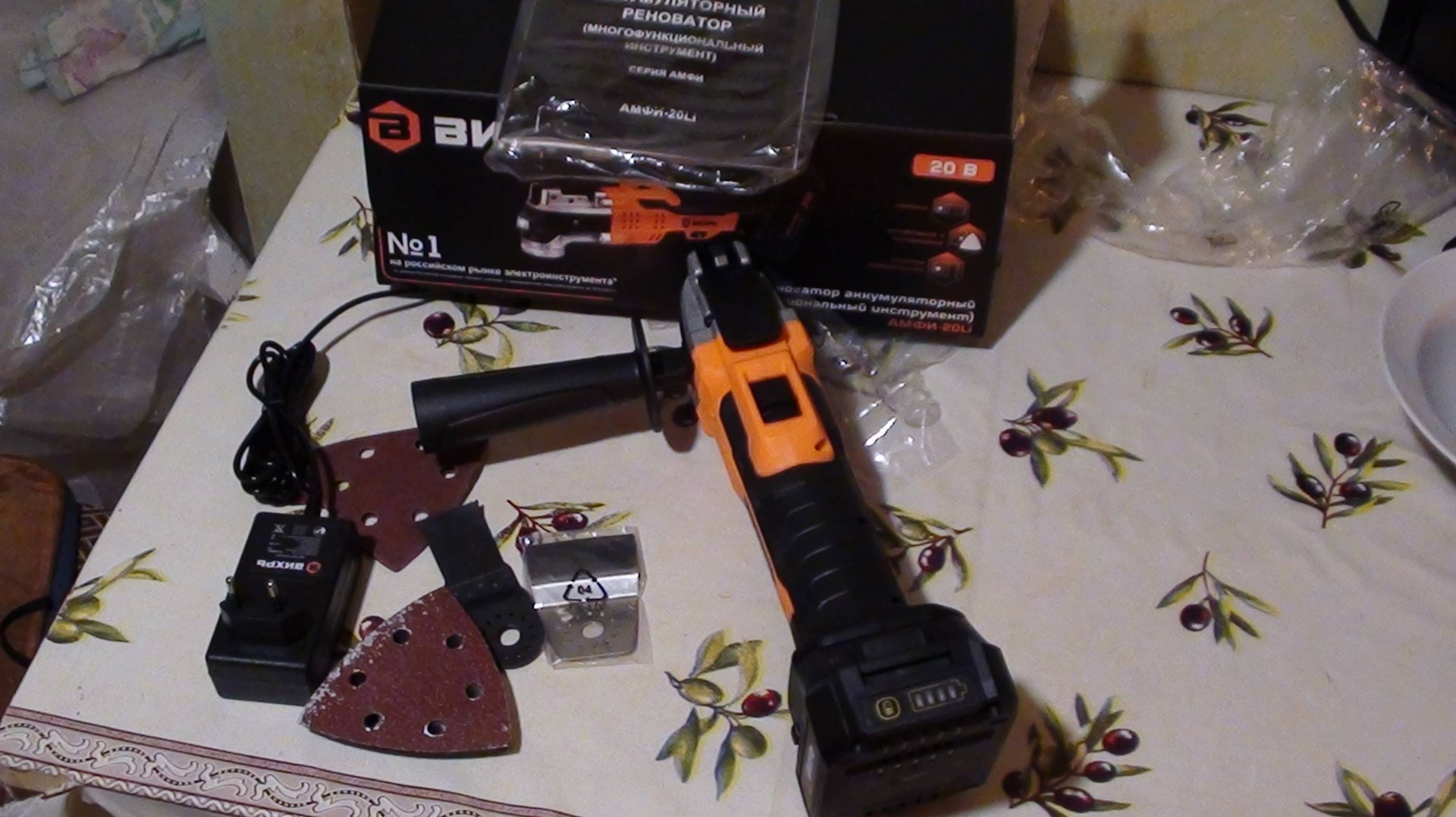 Распаковка и обзор аккумуляторного реноватора Вихрь АМФИ-20Li смотреть онлайн