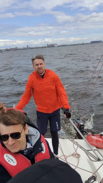 Команда с красными браслетами